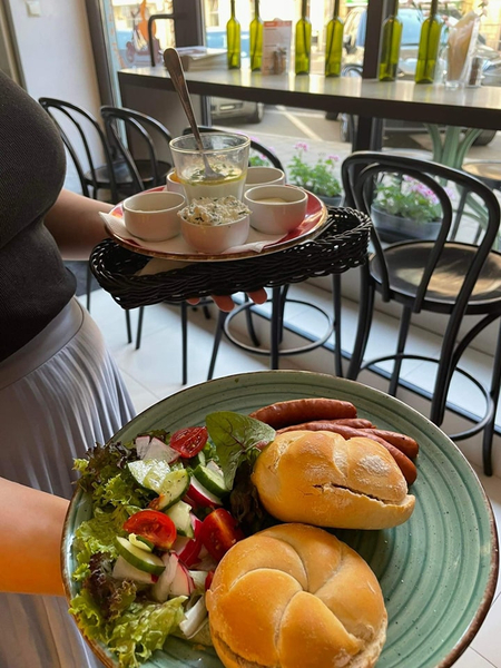 Zdjęcie na okładce dla Krystynka wraca z Wiednia - kawiarnia, śniadania i obiady Katowice